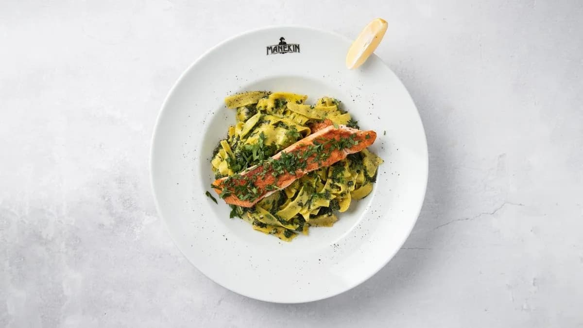 Carbonara z czerwoną cebulą i liśćmi szpinaku, boczek