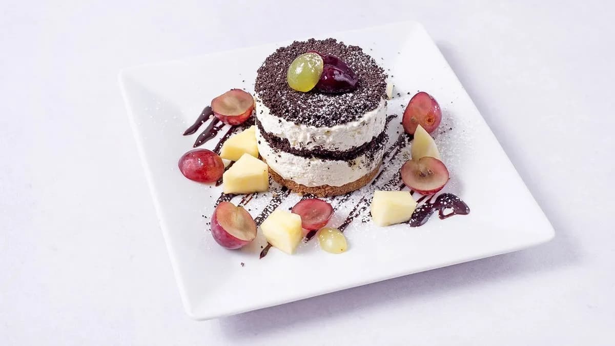 Beza z kremem pistacjowym i owocami