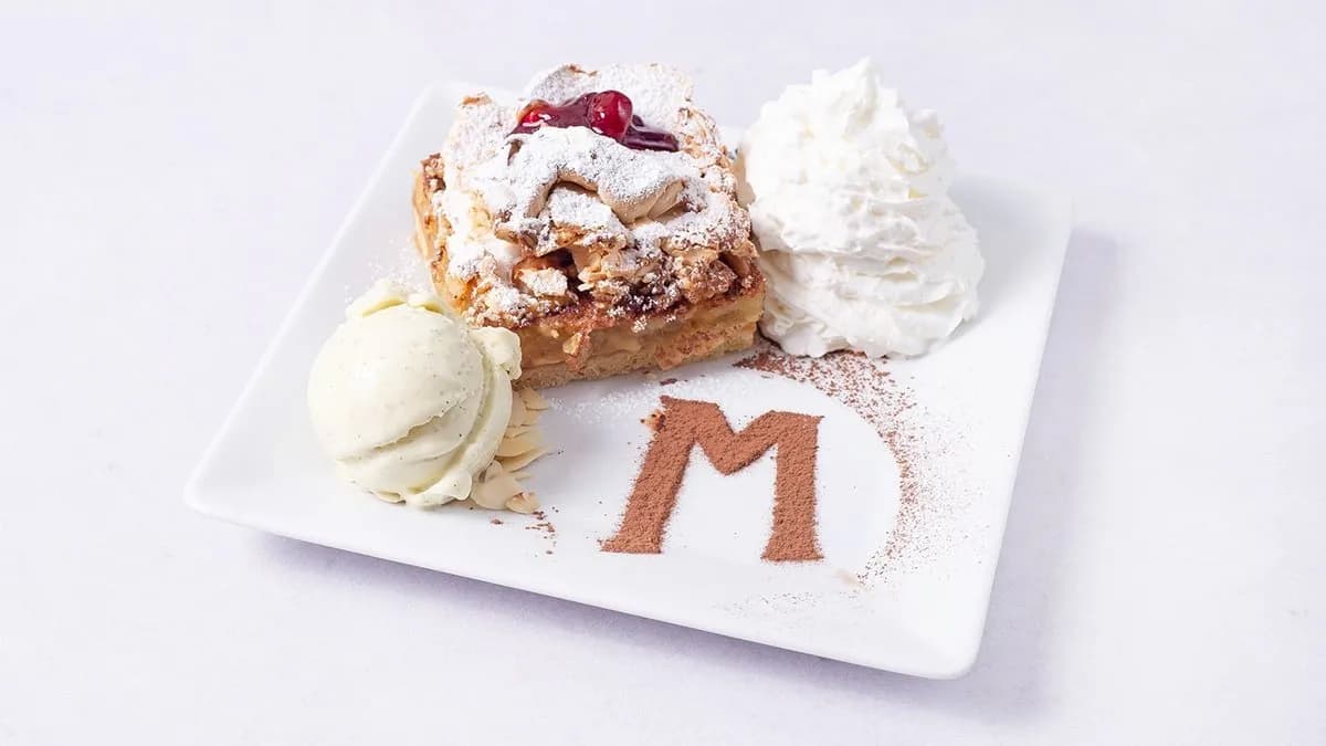 Szarlotka z sosem śmietankowym i wiśniami