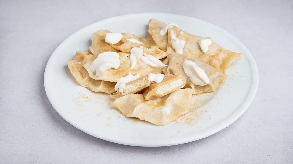 Pierogi z białym serem i malinami na słodko