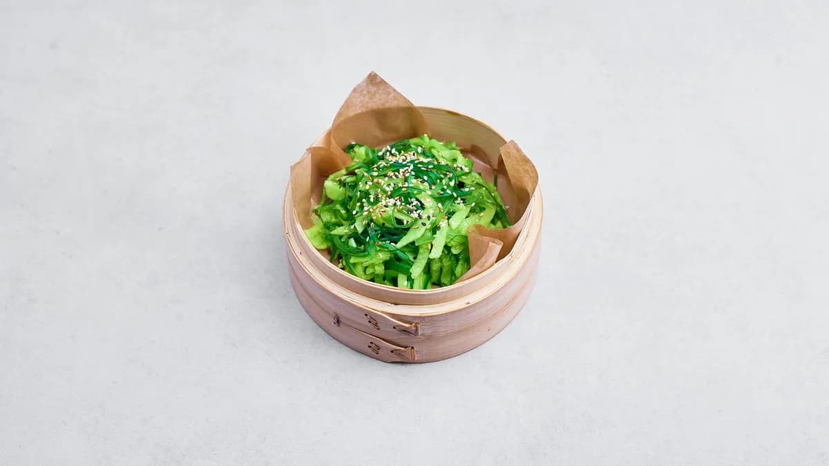 Wakame z białą rzepą