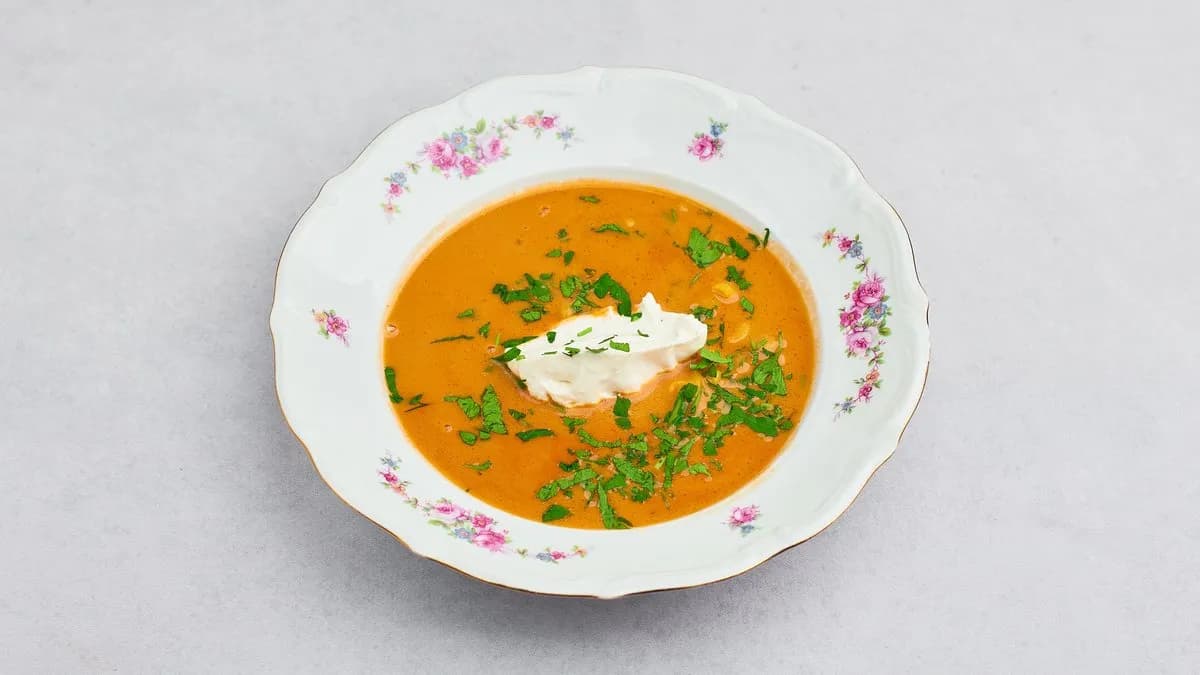 Pomidorowa z domowym makaronem