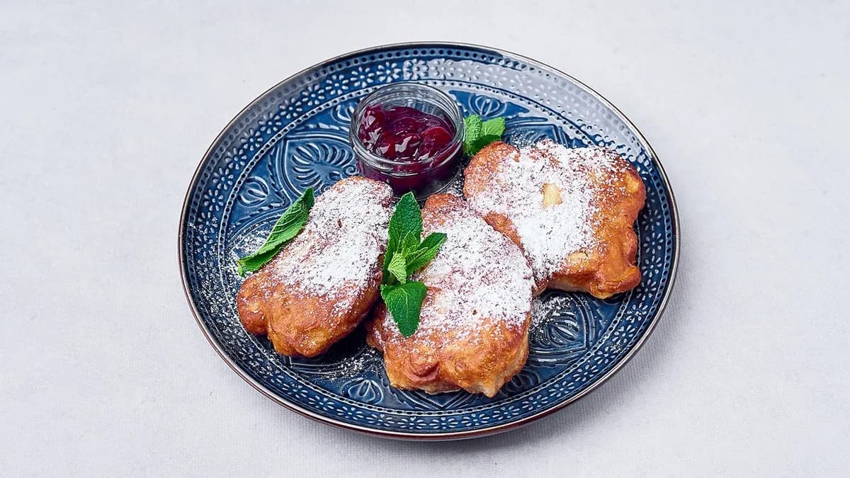 Racuchy z jabłkami, cukrem pudrem i konfiturą wiśniową