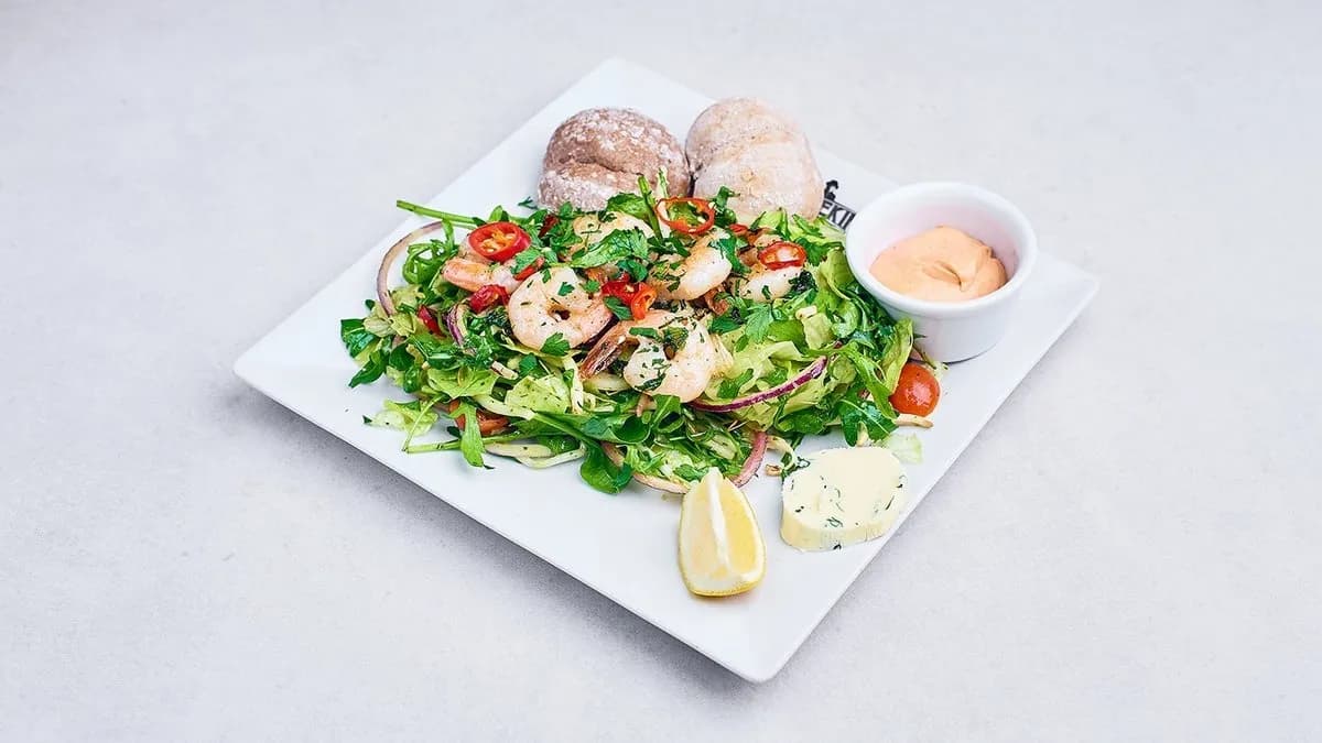 Cesare z krewetkami na maśle, czosek, cebula, natka