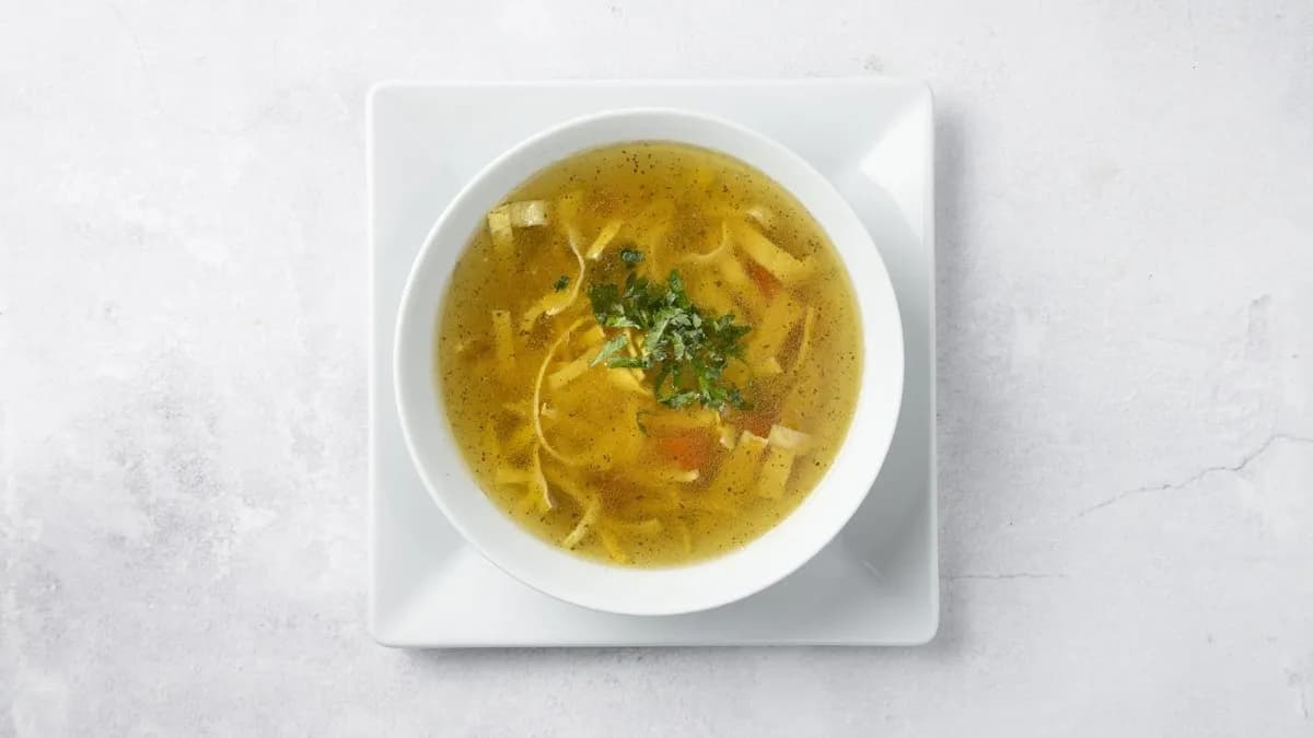 Rosół z makaronem naleśnikowym i natką pietruszki