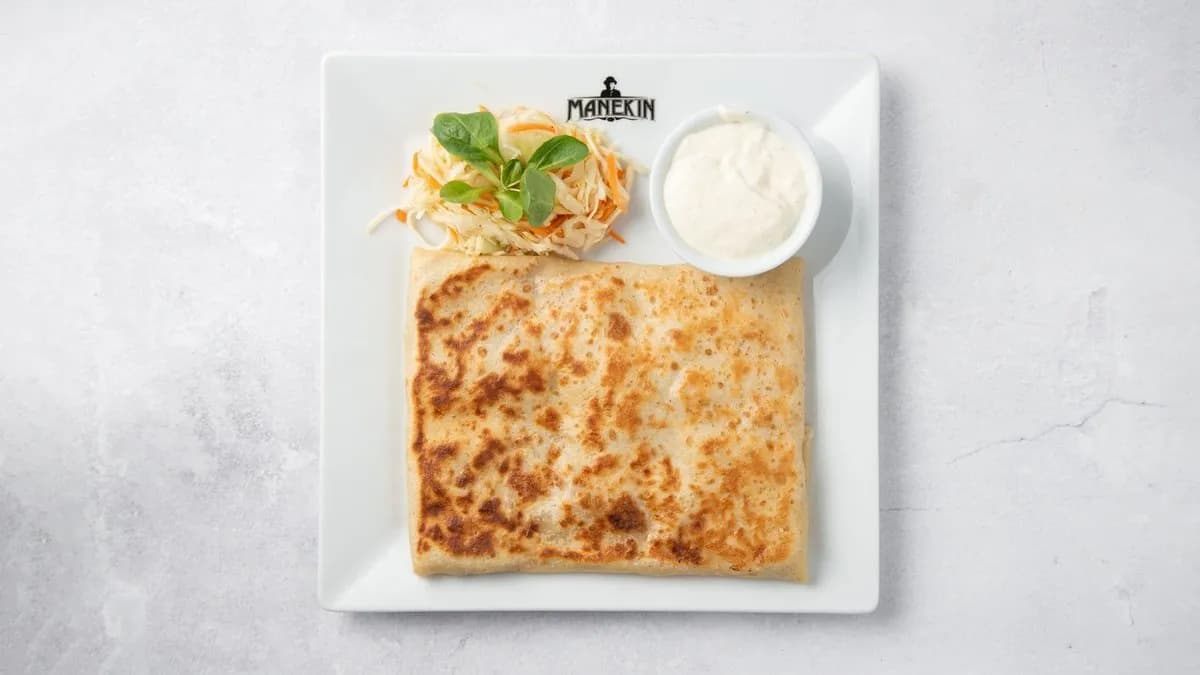 18. Kurczak marynowany, mozzarella, pesto, suszone pomidory, zioła prowansalskie