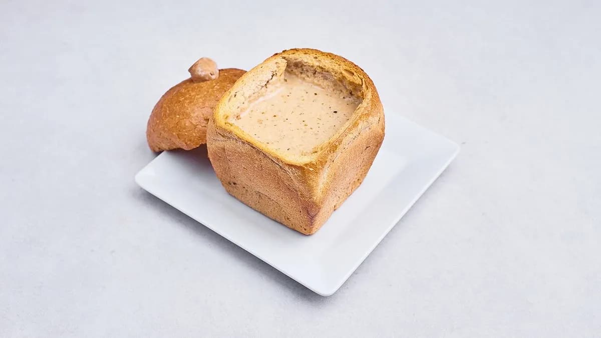 Żurek z jajkiem i białą kiełbasą podawany w chlebie