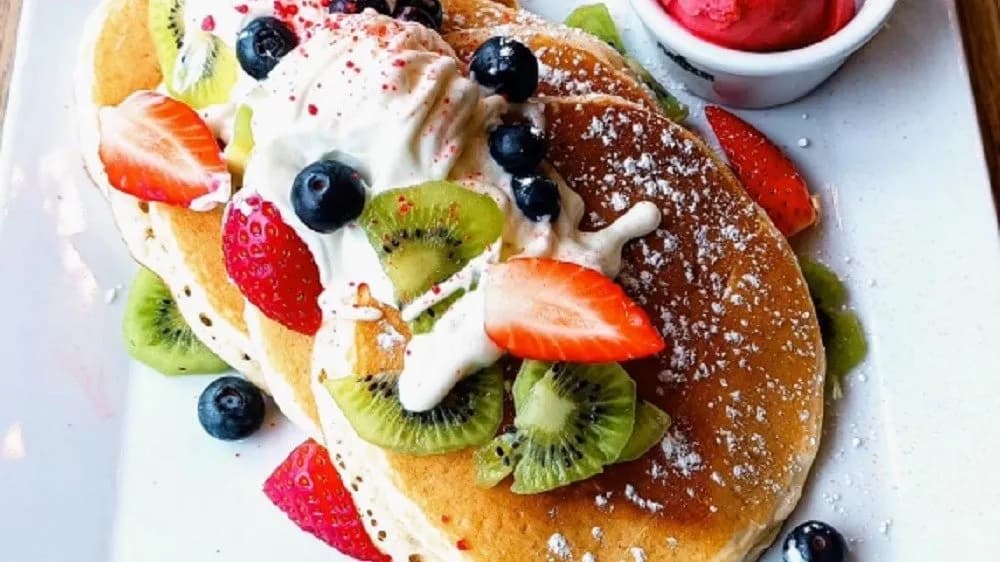 Manekinella pistacjowa, owoce sezonowe, sos śmietankowy