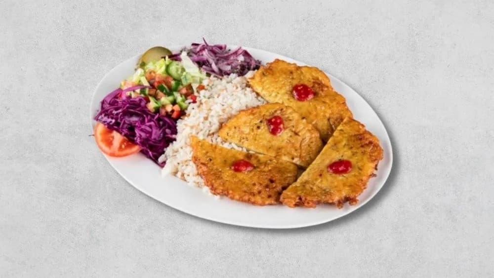 Placek z cukinii na talerzu