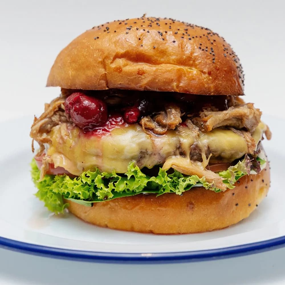 Burger z żeberkami i wiśnią