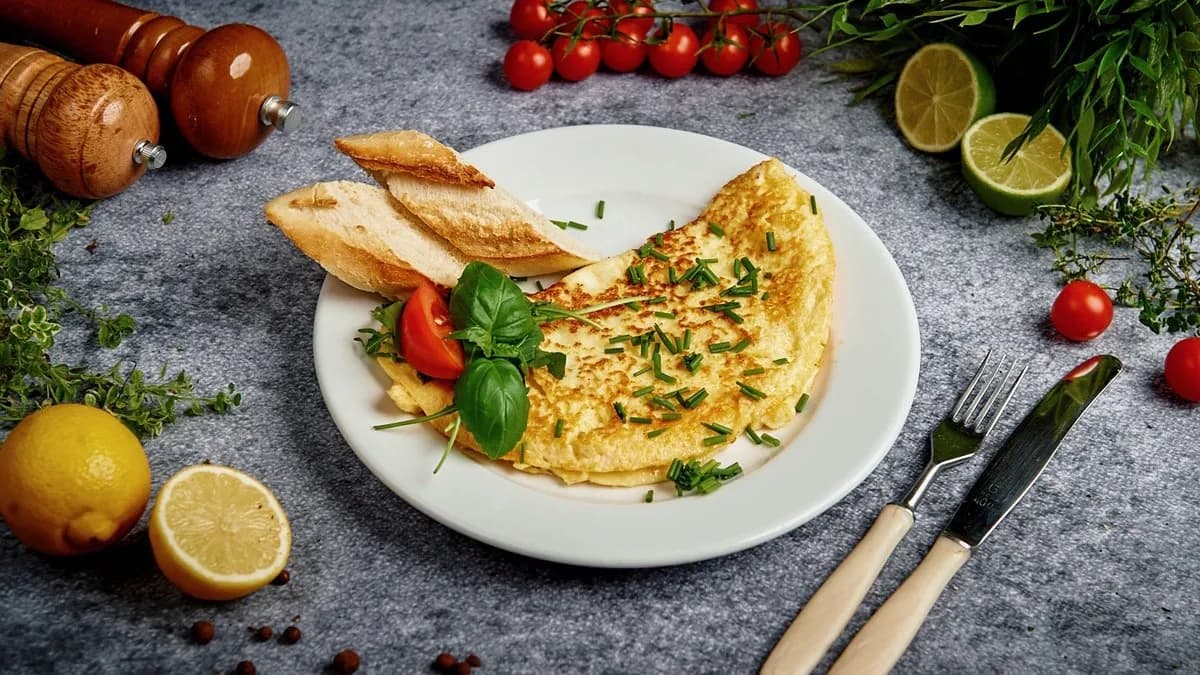 Omlet z łososiem i serem feta / Omelette with Salmon and Feta Cheese