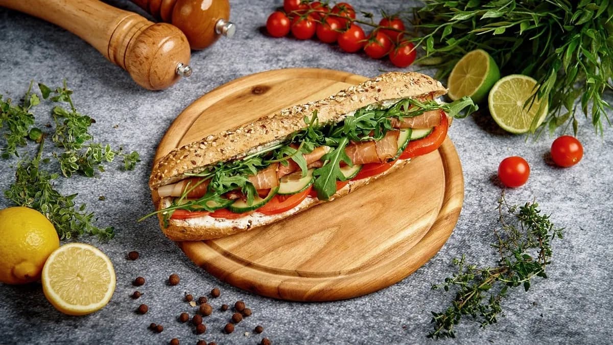 Bagietka z Hummusem, Pomidorem i Ogórkiem