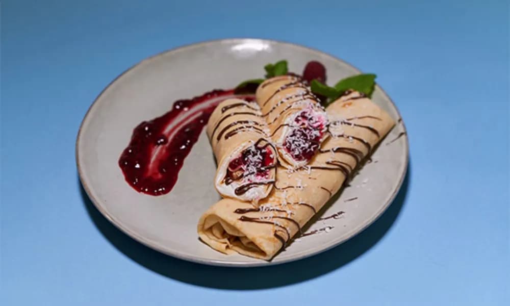 Naleśniki z Twarożkiem Sernikowym i Dżemem Wiśniowym (2 szt.)