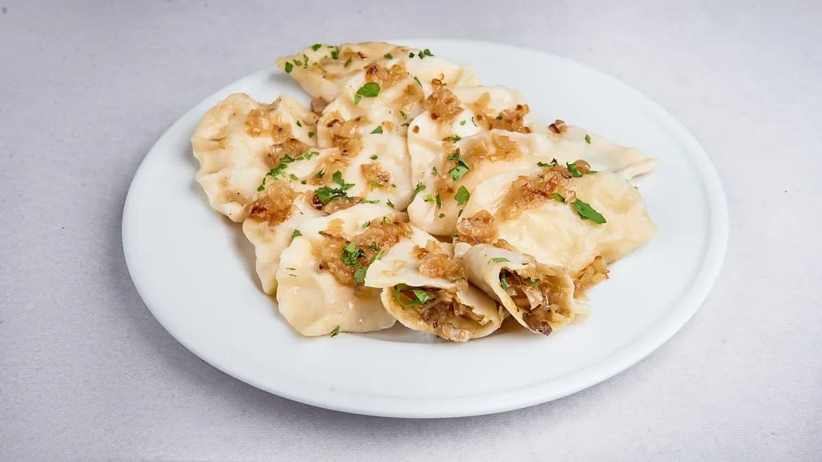 Pierogi z kapustą i grzybami z zasmażaną cebulką