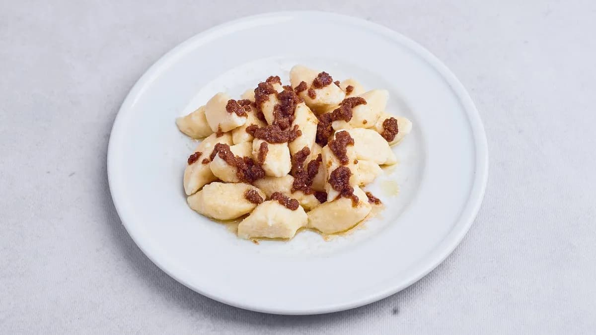 Kluski leniwe z zasmażaną bułką z masłem i śmietaną