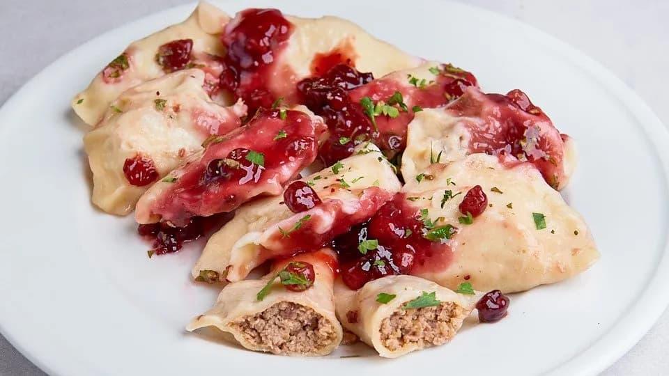 Pierogi z kaczką i sosem żurawinowym