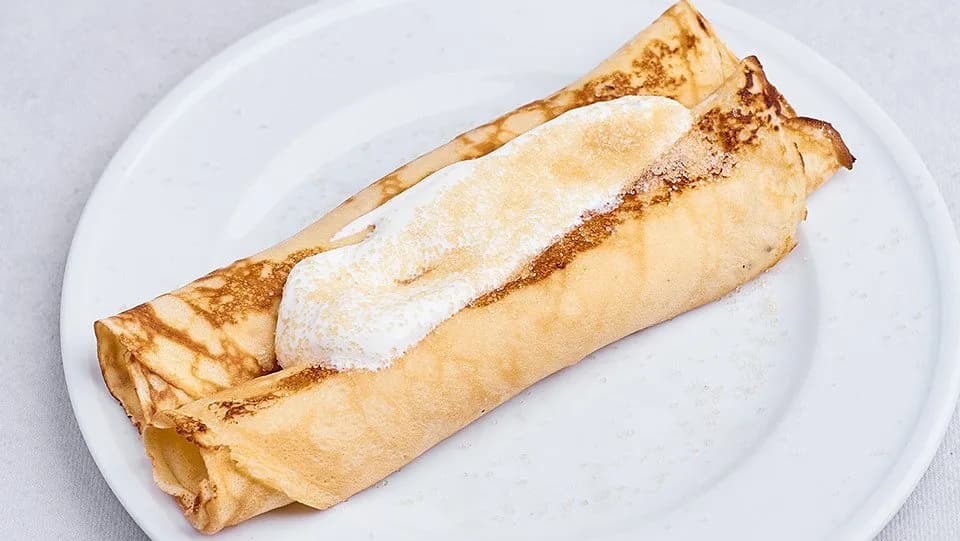 Naleśniki z twarożkiem waniliowym, śmietaną i cukrem