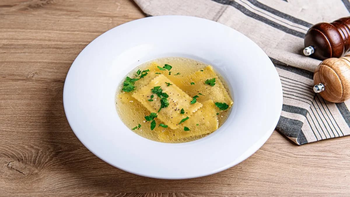 Rosół z kaczki podany z ravioli z kaczką