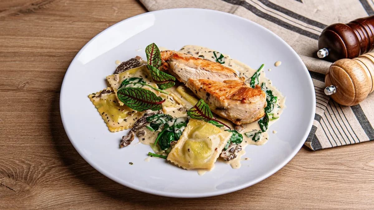 Filet z kurczaka z ravioli ze szpinakiem i ricottą