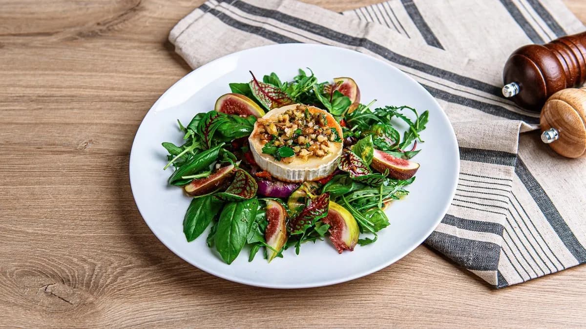 Sałata ze smażonym kozim serem