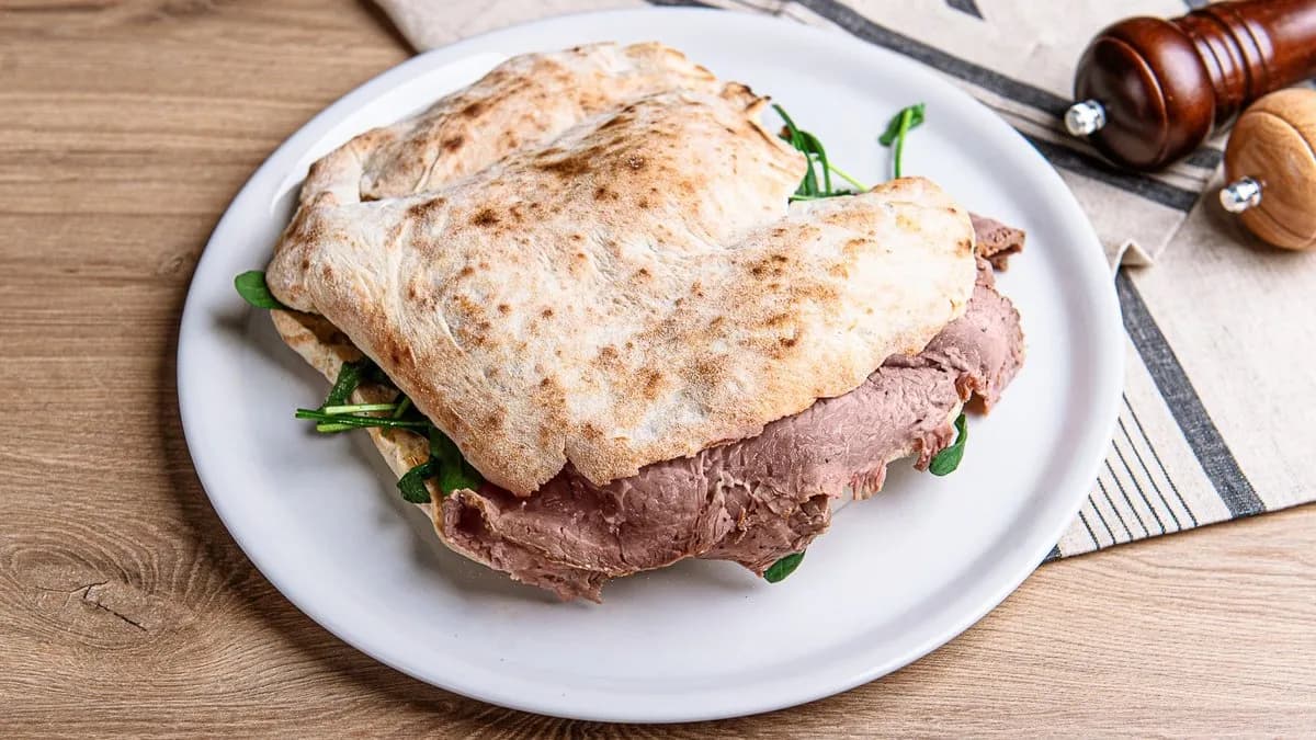 Panini z rostbefem pieczonym, sałatami i sosem cezar