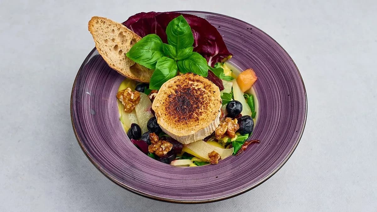 Sałatka z pieczonym kozim serem 🌿