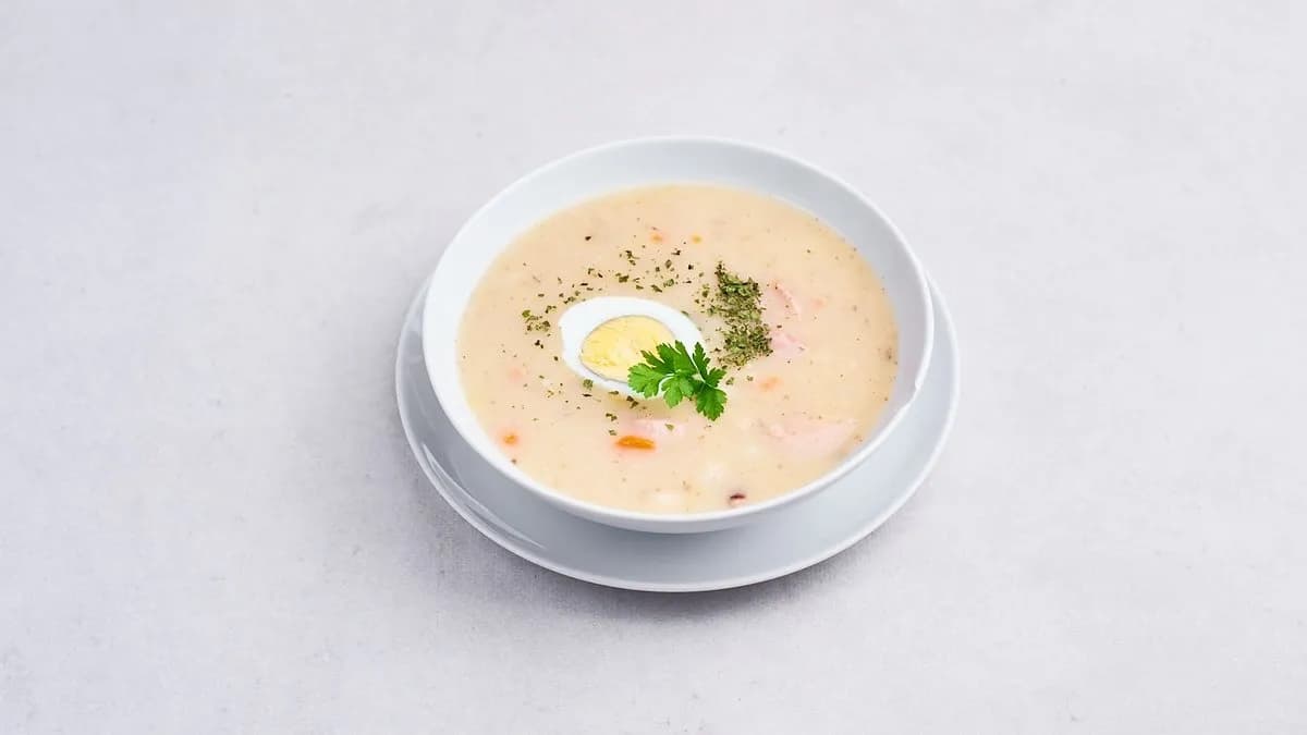 Żurek z jajkiem i białą kiełbasą