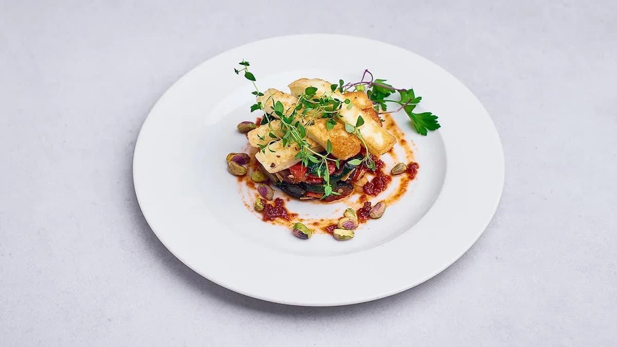 Sałatka z grillowanym serem halloumi 🌿