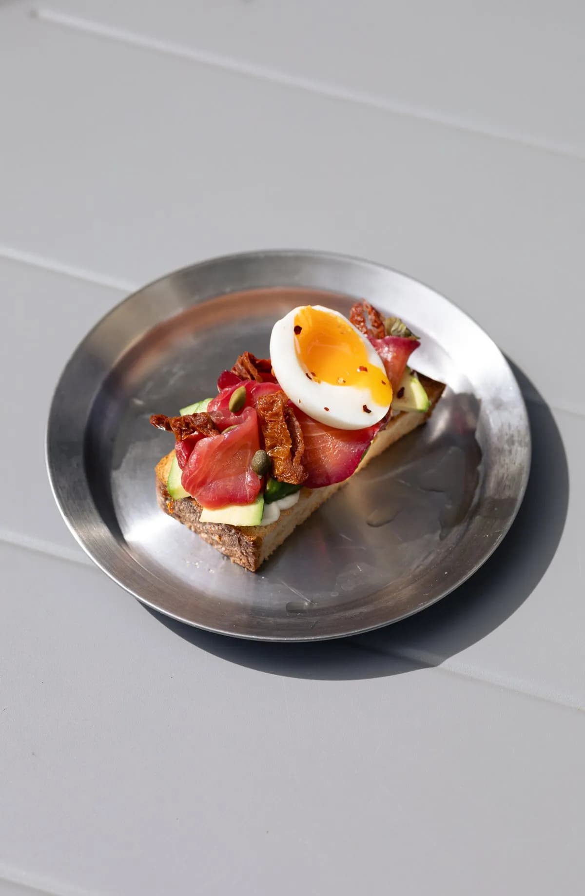 Tost z awokado z jajkiem truflowym