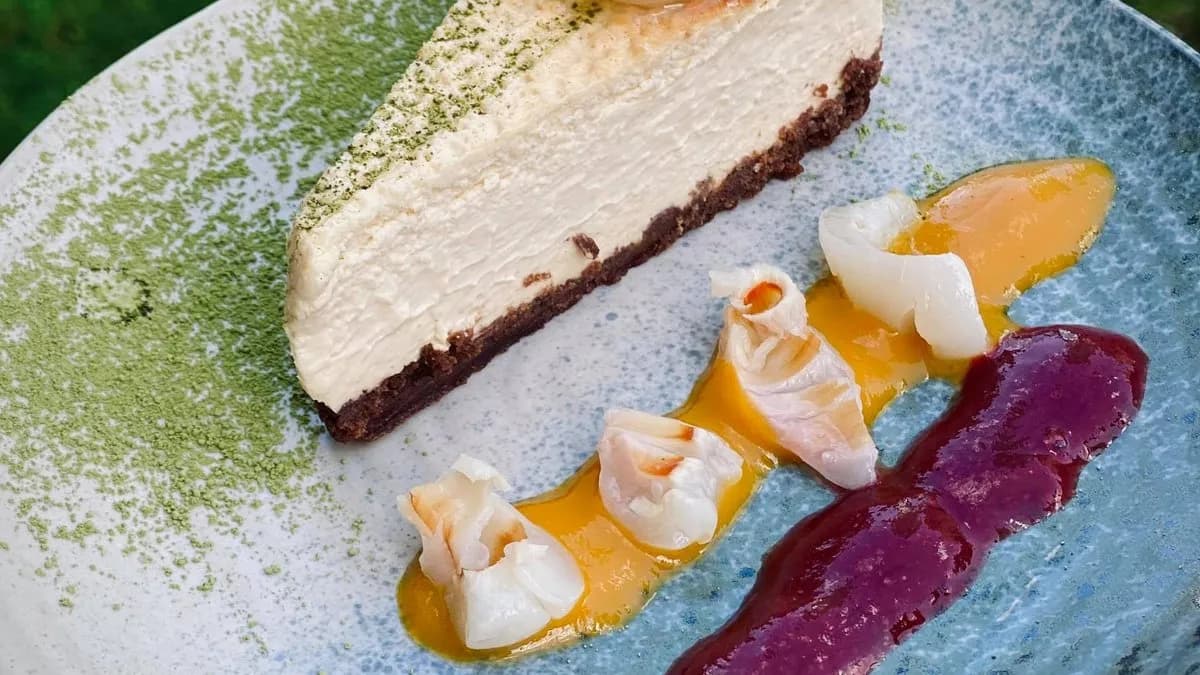 Sernik z karmelowej czekolady z matchą