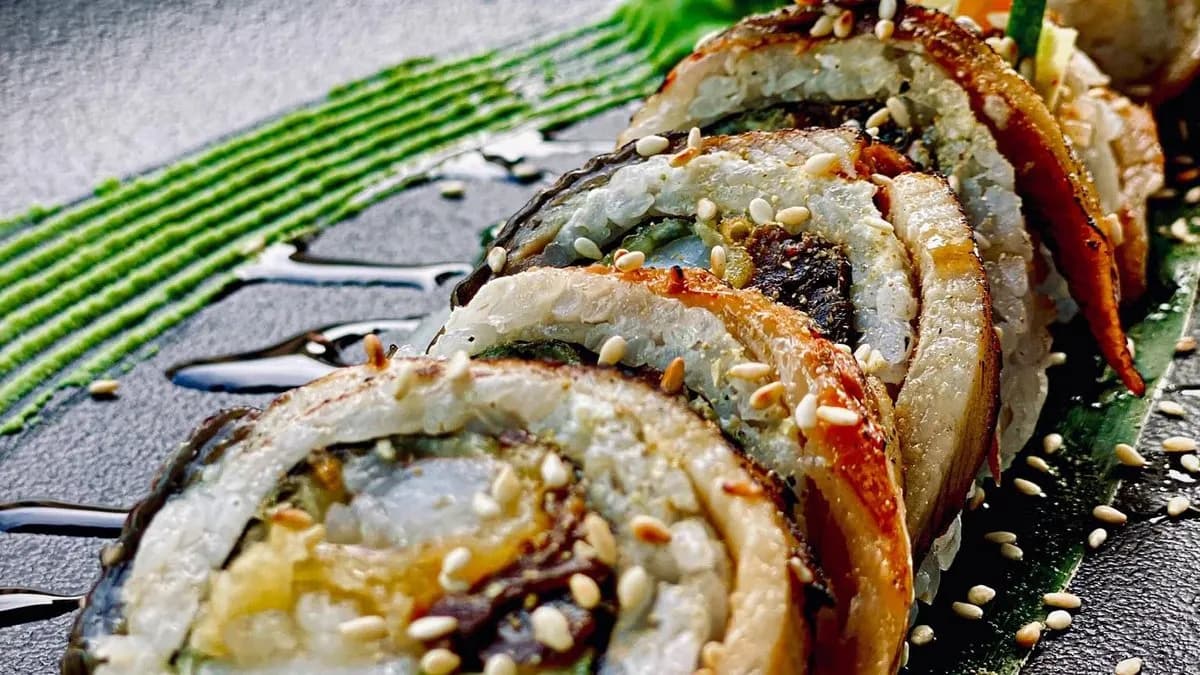 California krewetka w tempurze obłożona węgorzem