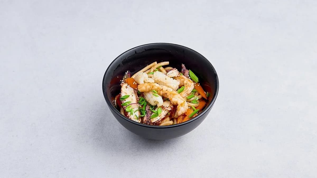 Makaron udon z owocami morza