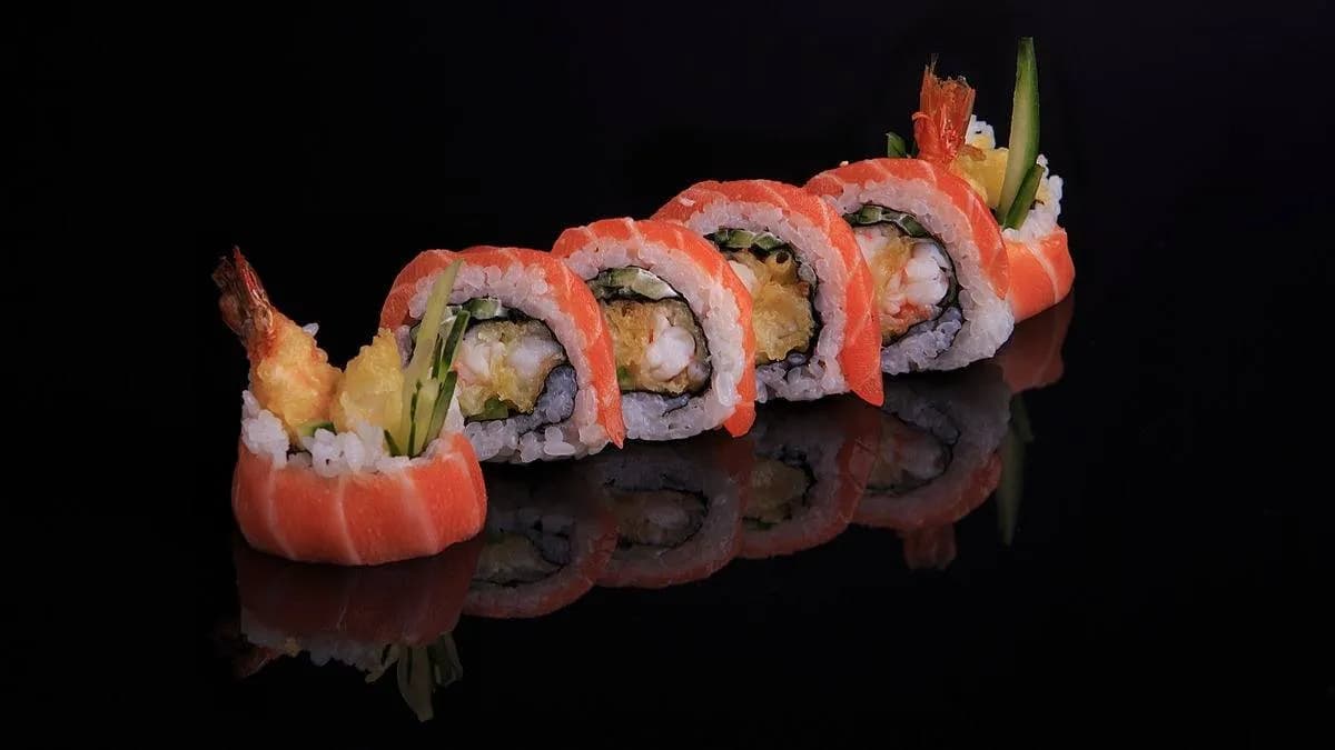 California krewetka w tempurze obłożona łososiem 🍤