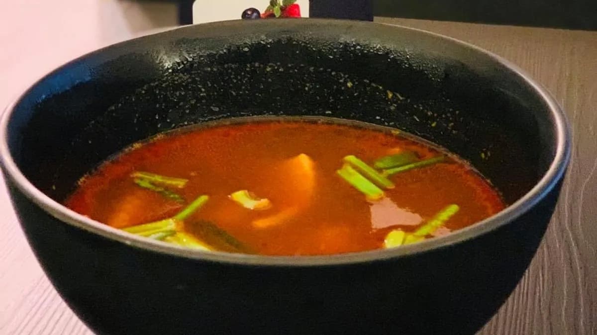 Pikantna zupa z kalmarami, krewetkami, ośmiornicą