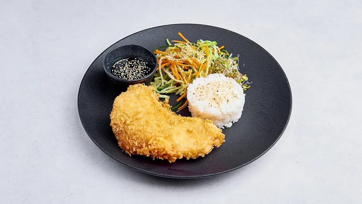 Kurczak w słodkim sosie z ryżem, mix świeżych warzyw