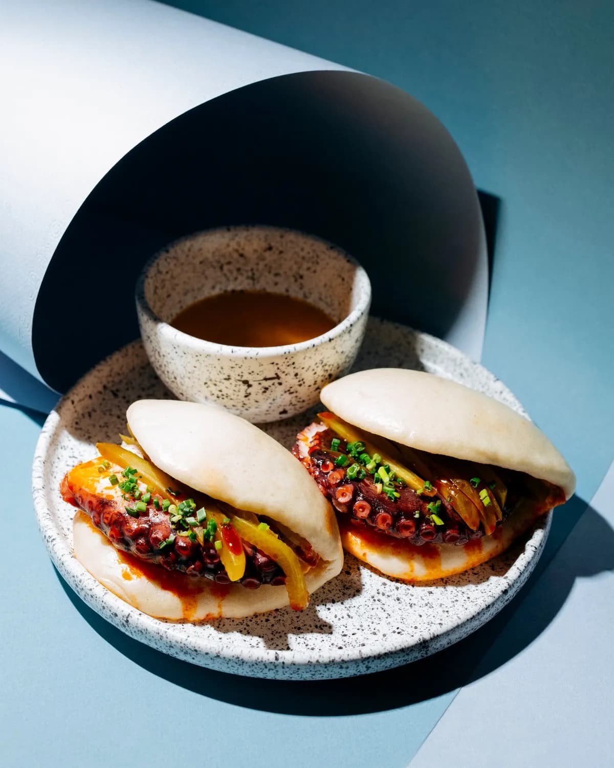 Bao z ośmiornicą i mango