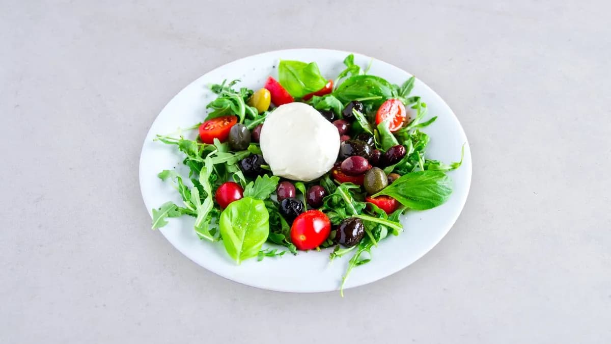 Mozzarella na sałacie
