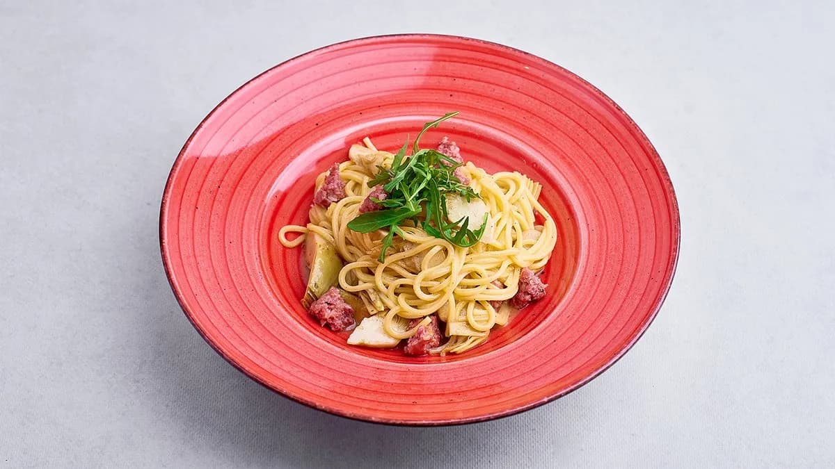 Spaghetti z salsicią i karczochami