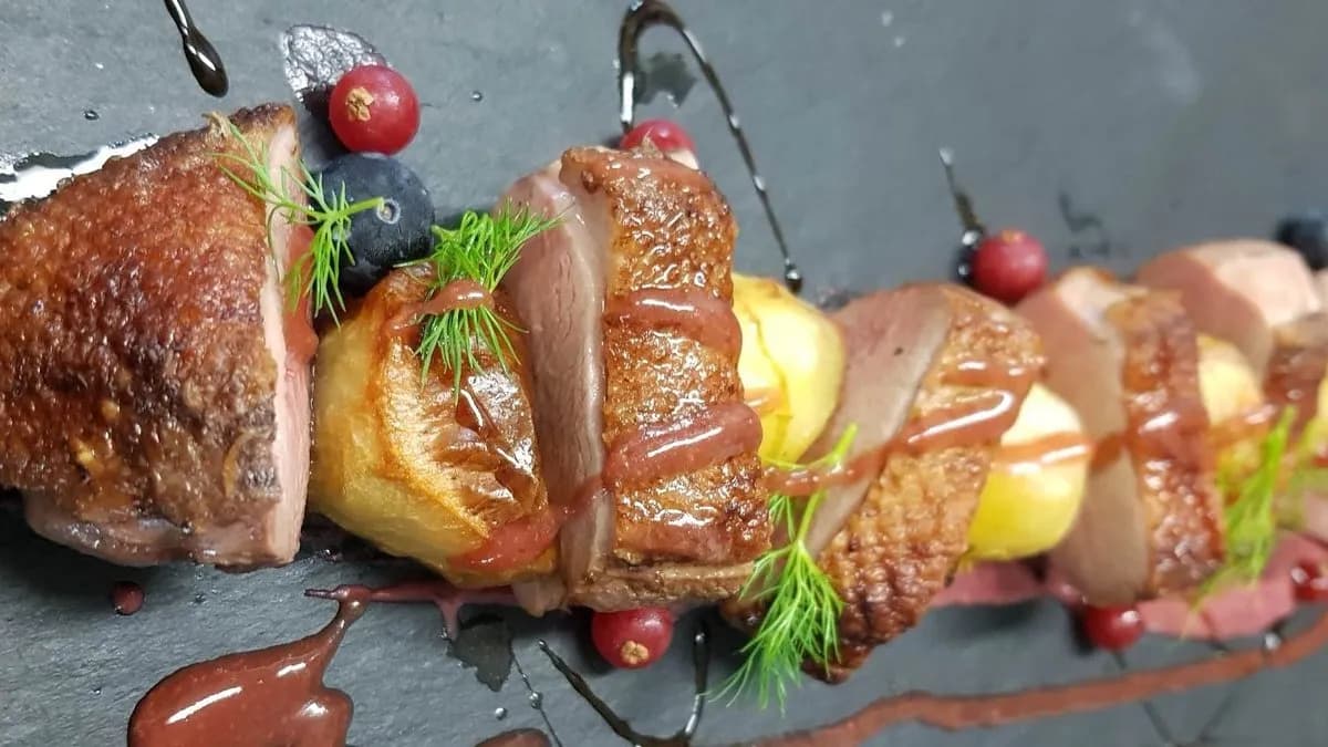 Petto d'anatra in una delicata salsa di frutti di bosco con patate