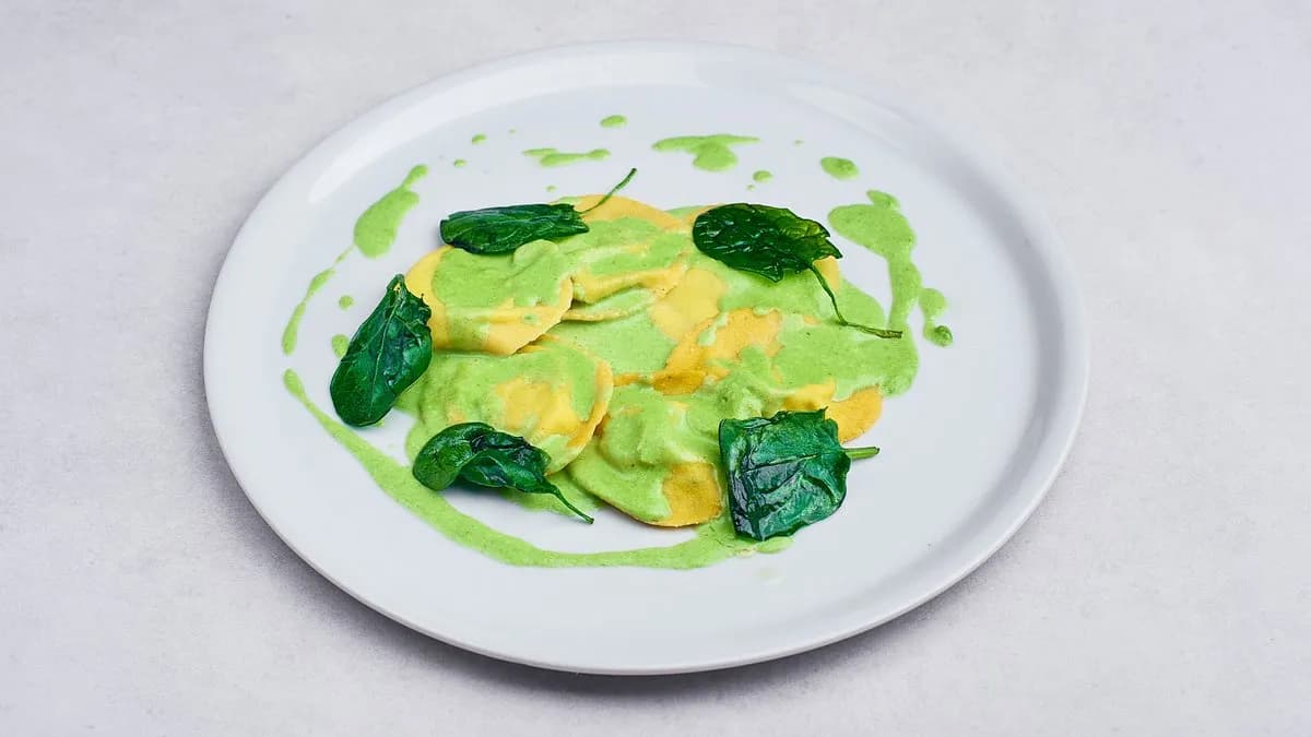 Ravioli alla senese fatti a mano ripieni di spinaci e ricotta serviti in delicat