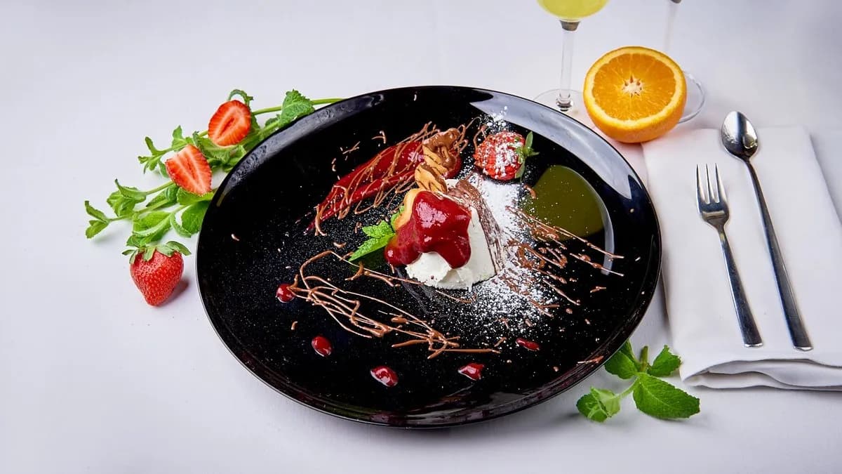 Panna cotta con frutta di stagione e cioccolata