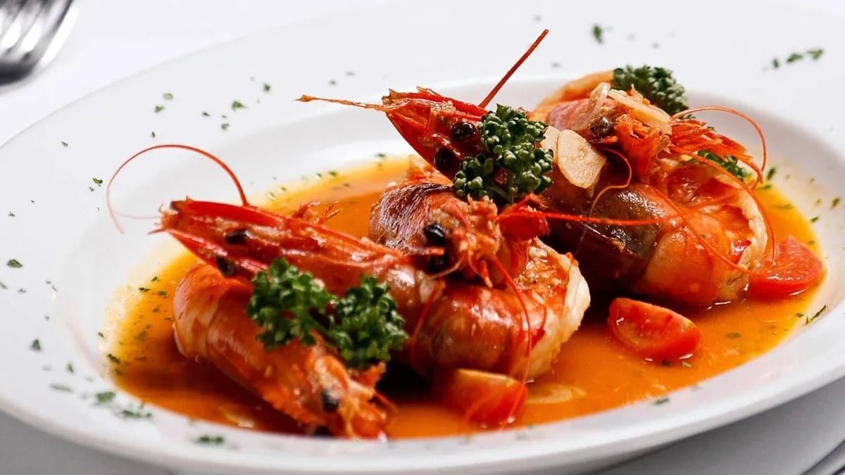 Gamberoni Argentini ( 5 pezzi ) on delicata salsa al vino bianco con freschi pom