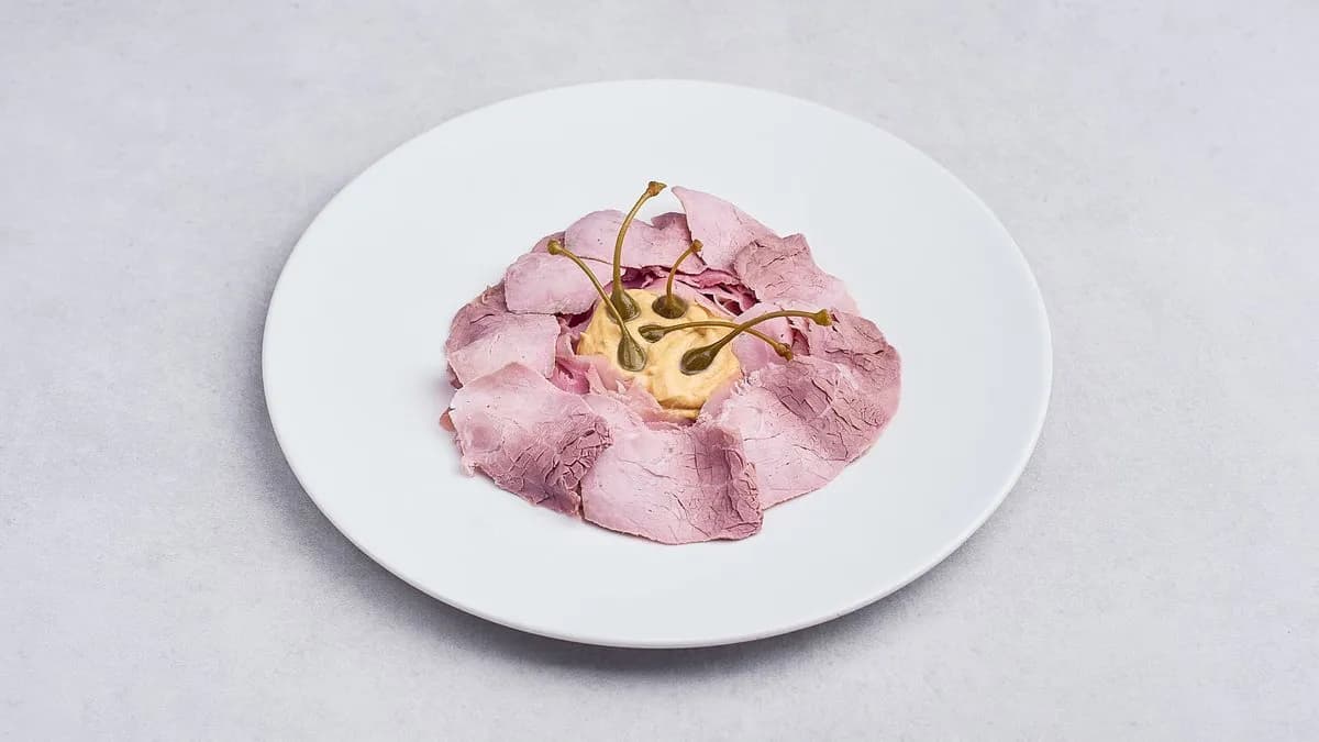 Vitello tonnato – tagliata sottile di vitello servita in salsa vellutata con ton