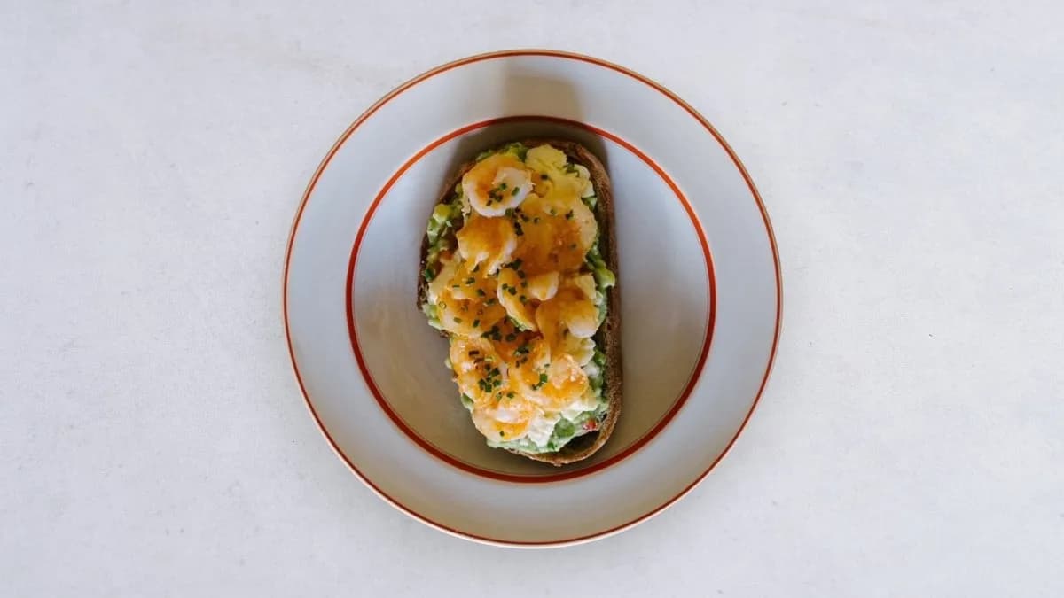 Awokado tost z krewetkami i jajkami scramble