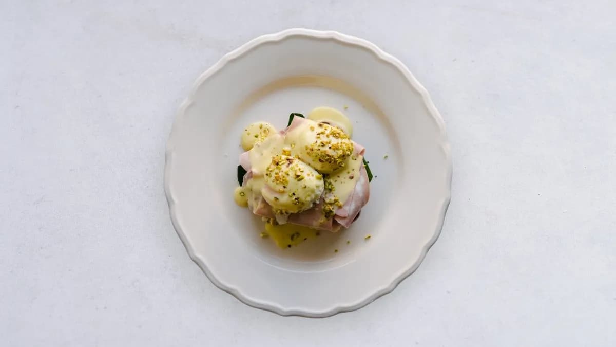 Jajka Benedykta z mortadelą i pistacjami
