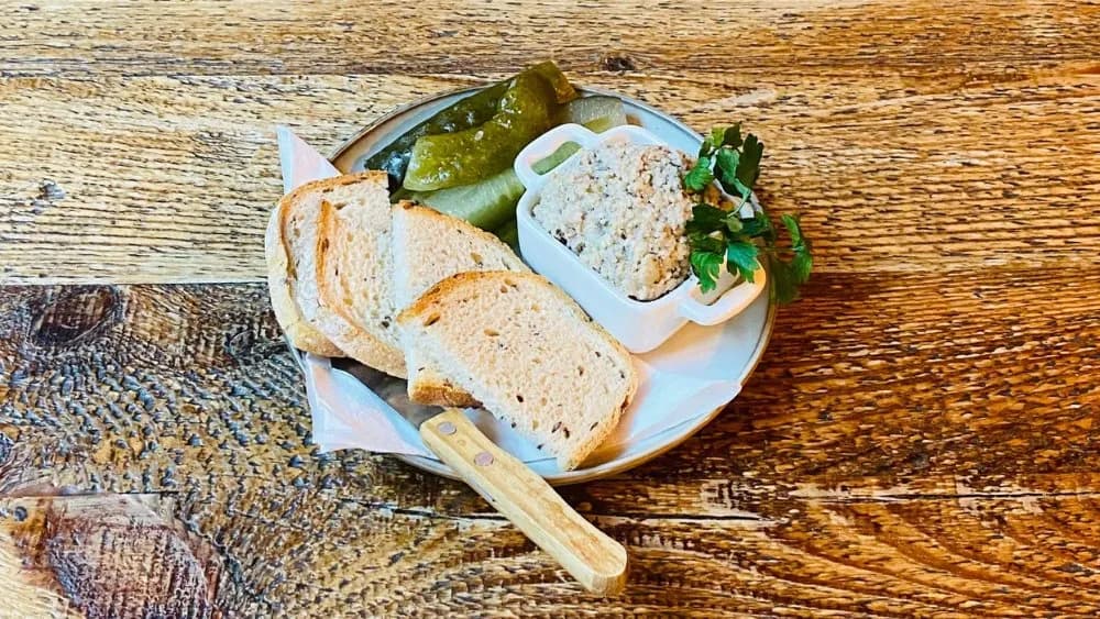 Domowy smalec z chlebem