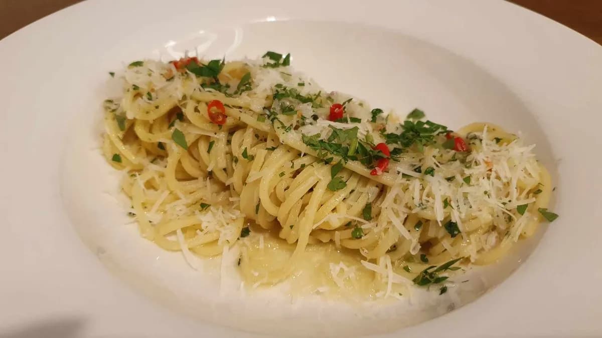 SPAGHETTI AGLIO E OLIO E PEPERONCINO