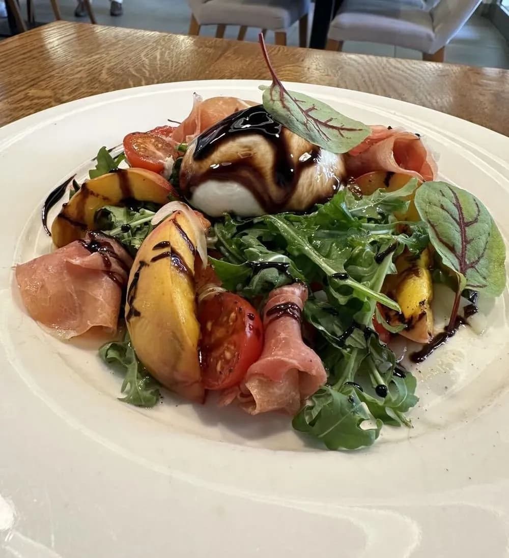 INSALATA CON PESCHE E BURRATA