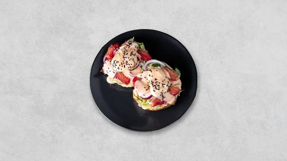 Grzanki z jajkiem w koszulce i łososiem