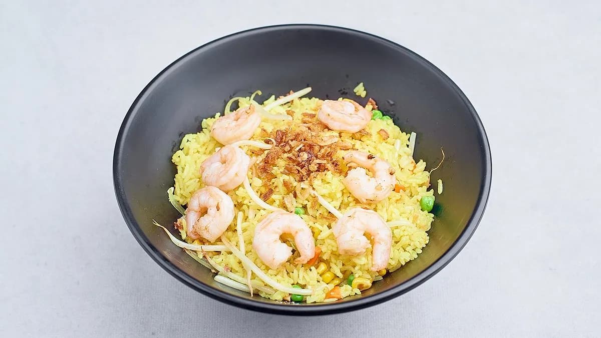 Ryż smażony wg przepisu z yangzhou z krewetkami
